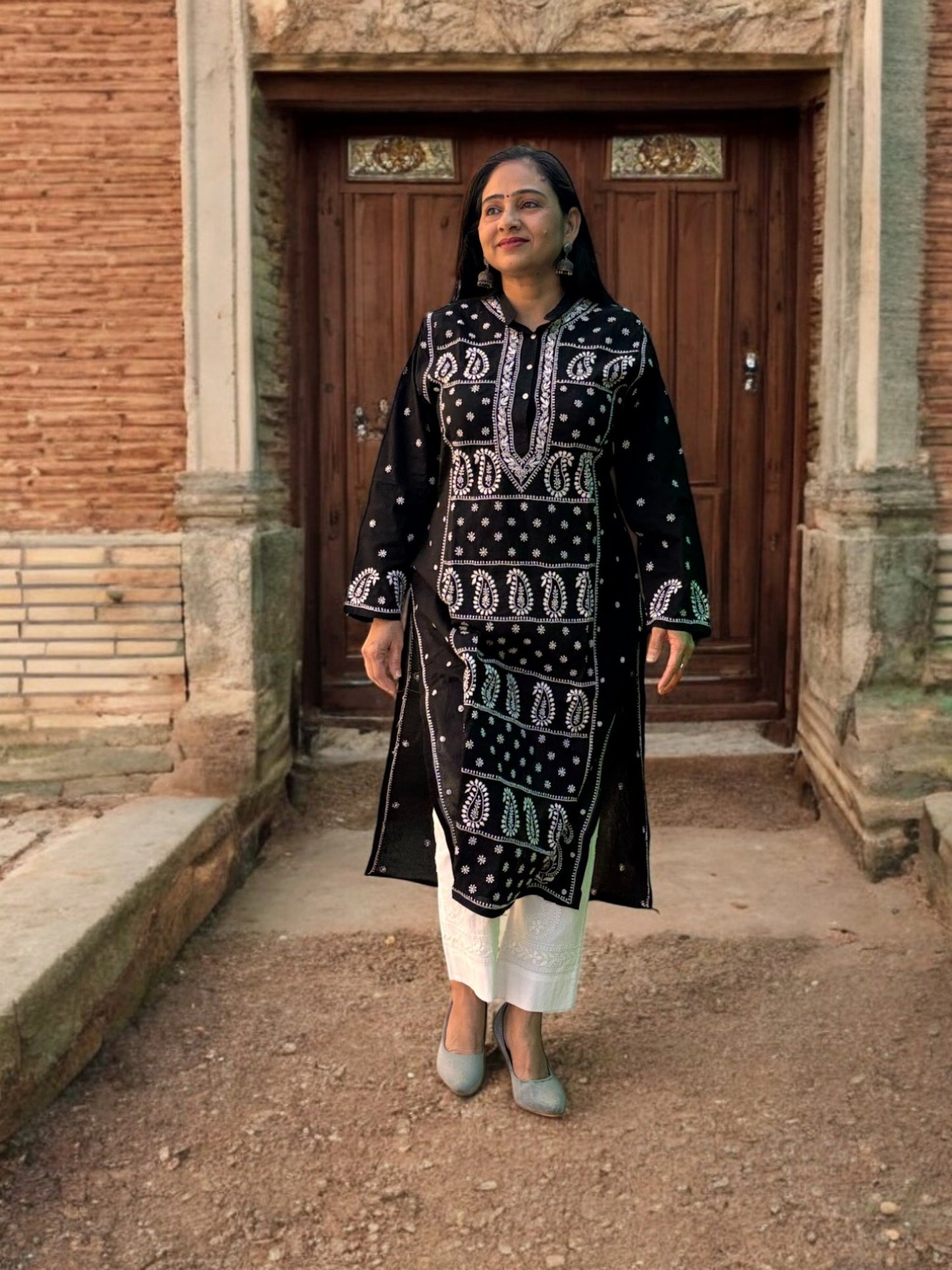 BLACK CHIKANKARI NOORI WITH WHITE EMBROIDERY