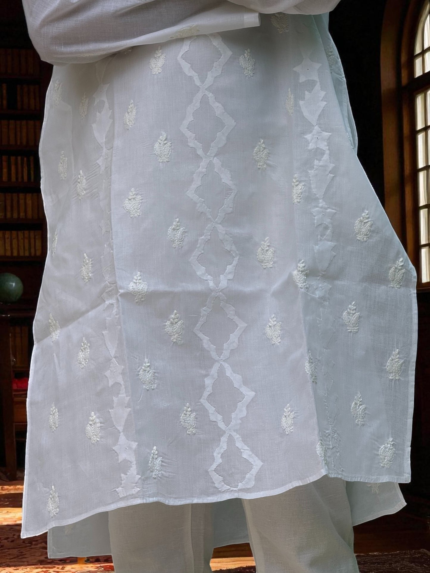 MEN’S DARAJ HANDCRAFTED CHIKANKARI KURTA – WHITE