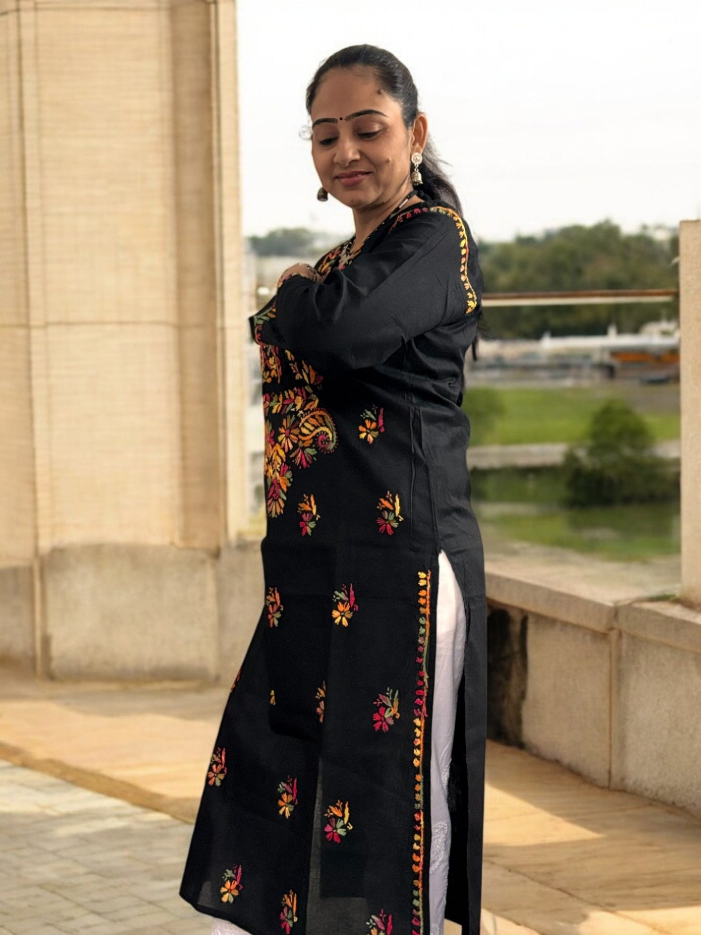 PLAIN MULTICOLOR THREAD  CHIKANKARI KURTI