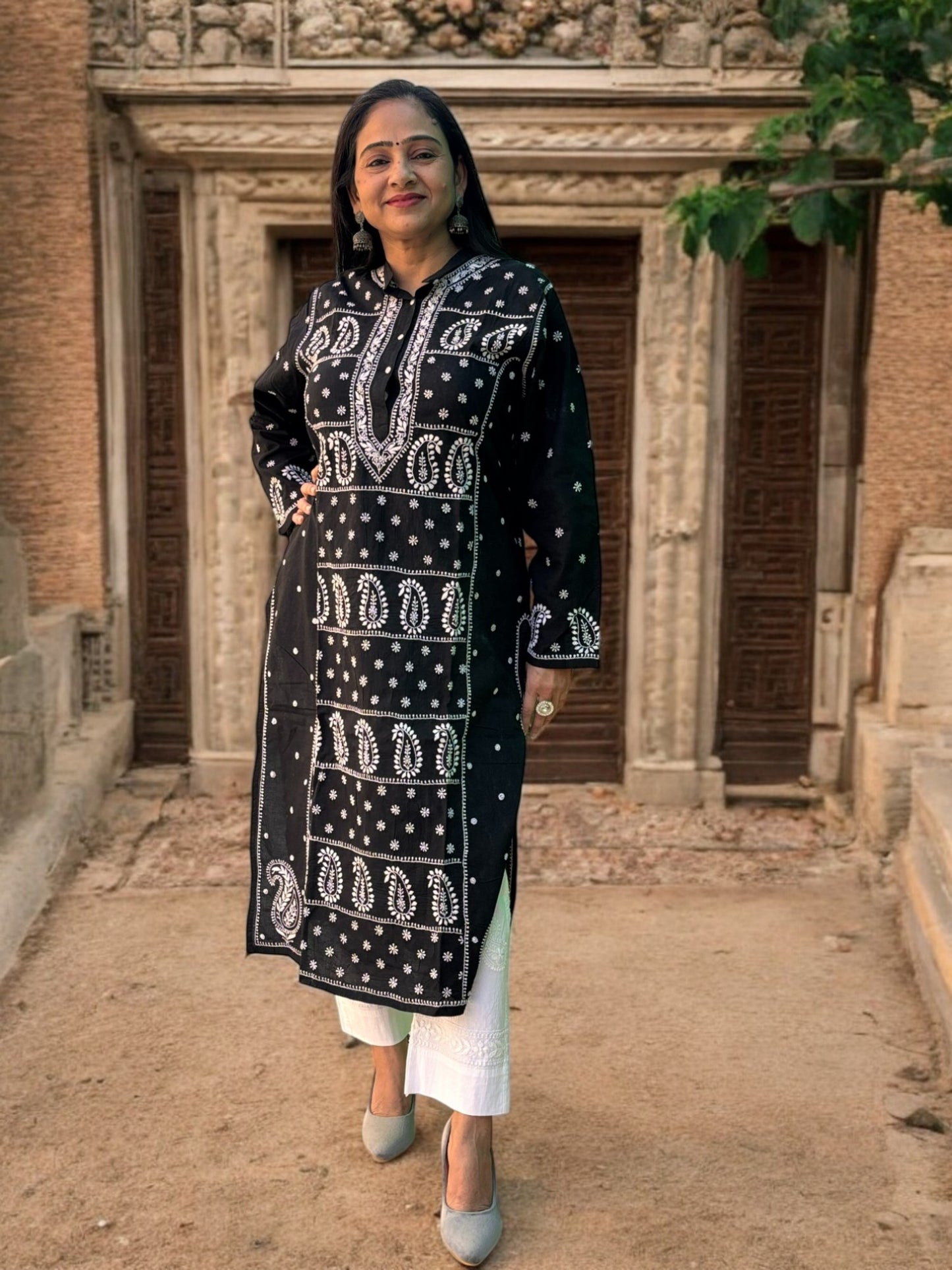BLACK CHIKANKARI NOORI WITH WHITE EMBROIDERY