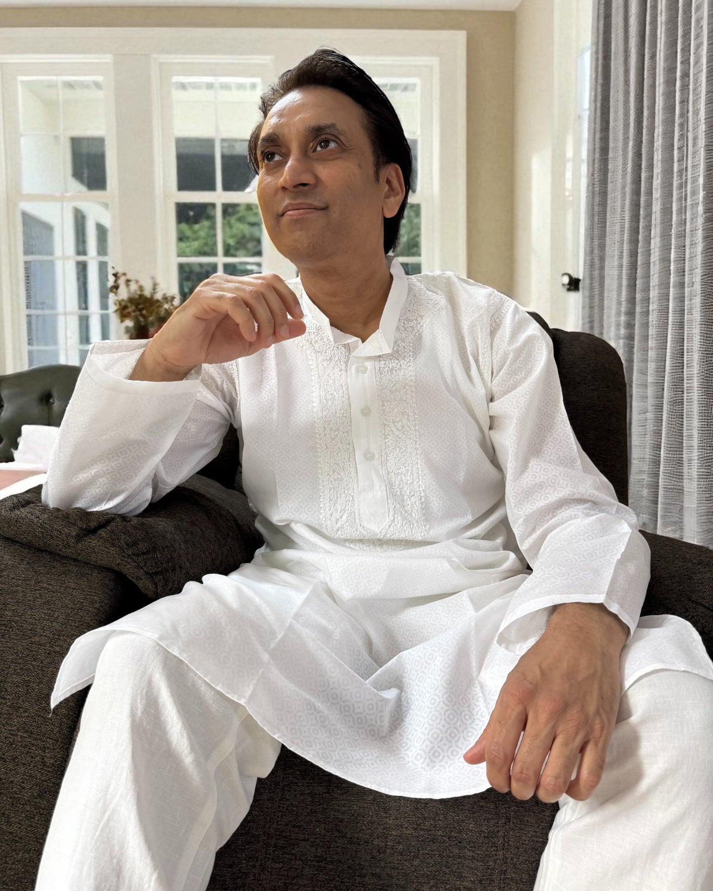 MEN’S WHITE SELF-PRINT CHIKANKARI KURTA