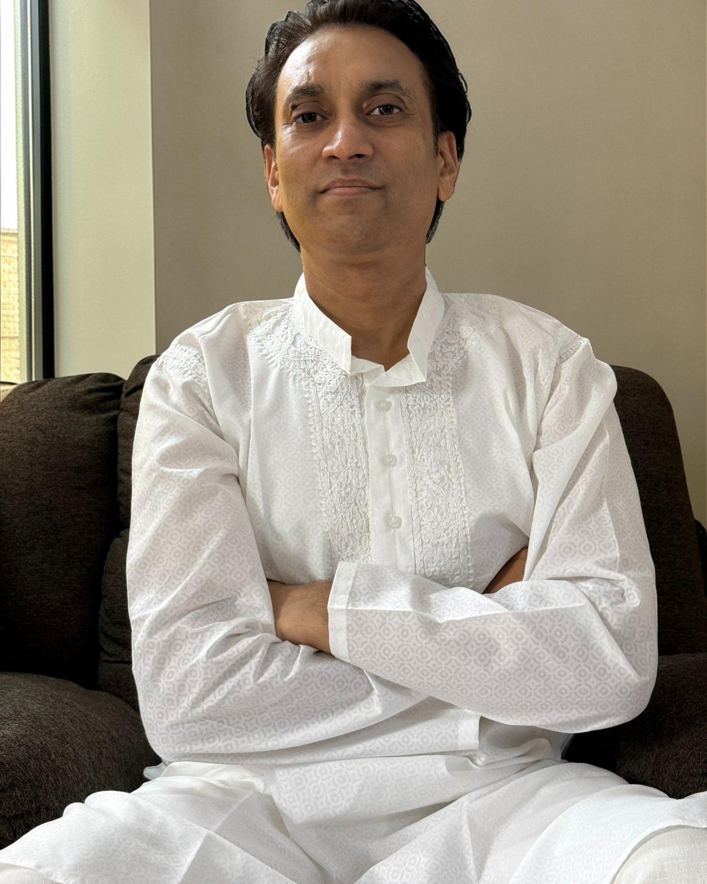 MEN’S WHITE SELF-PRINT CHIKANKARI KURTA