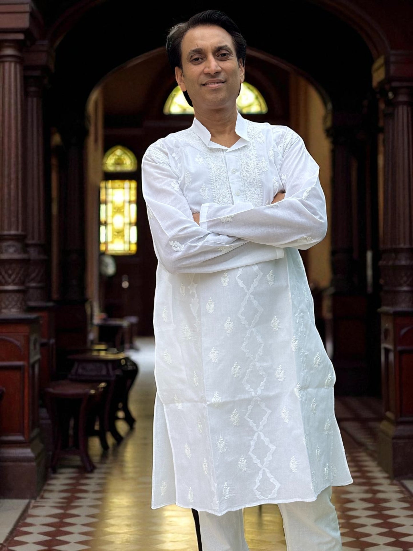 MEN’S DARAJ HANDCRAFTED CHIKANKARI KURTA – WHITE