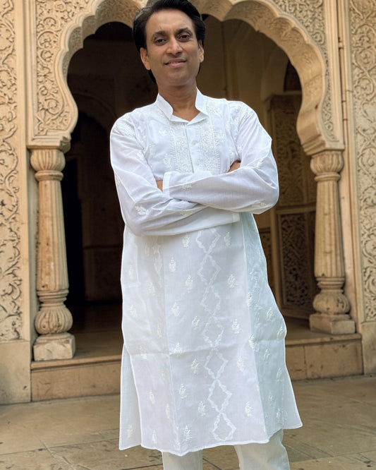 MEN’S DARAJ HANDCRAFTED CHIKANKARI KURTA – WHITE