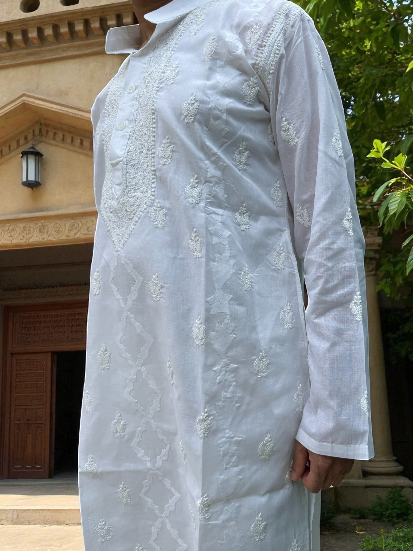 MEN’S DARAJ HANDCRAFTED CHIKANKARI KURTA – WHITE