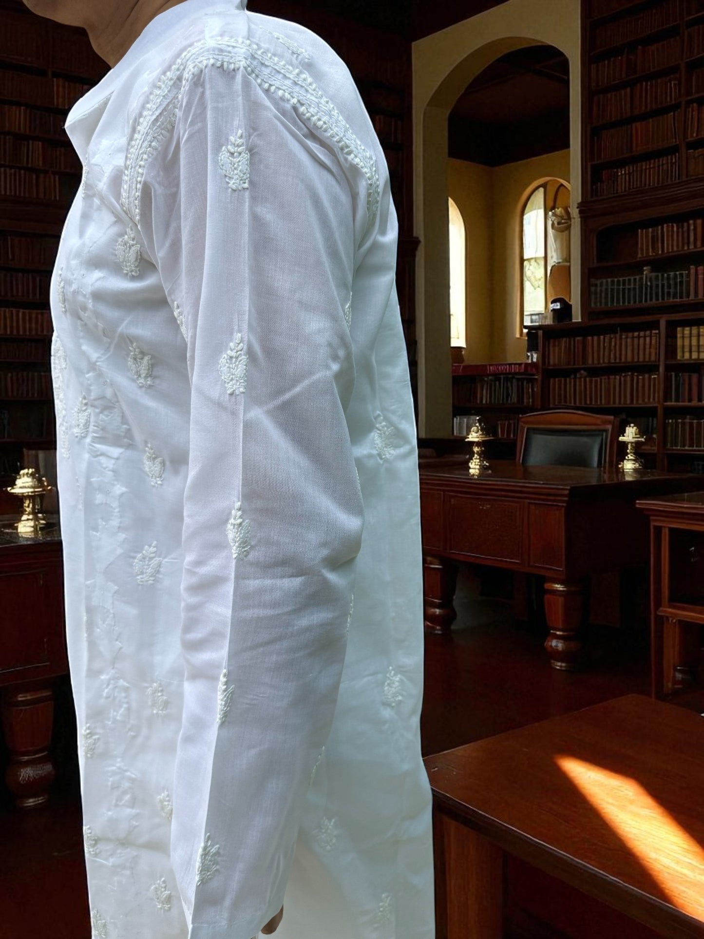 MEN’S DARAJ HANDCRAFTED CHIKANKARI KURTA – WHITE