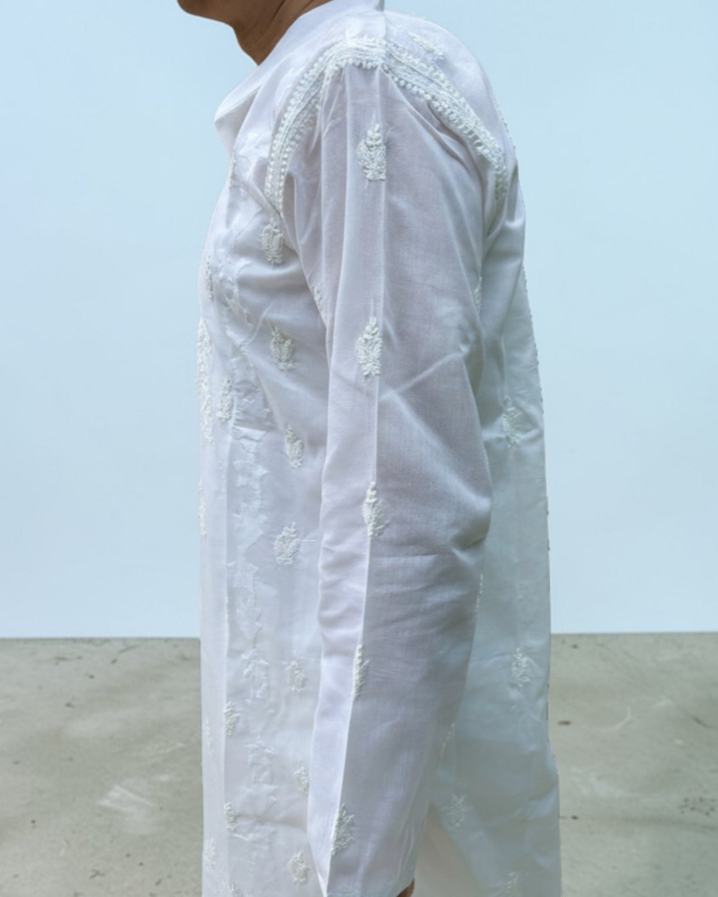 MEN’S DARAJ HANDCRAFTED CHIKANKARI KURTA – WHITE