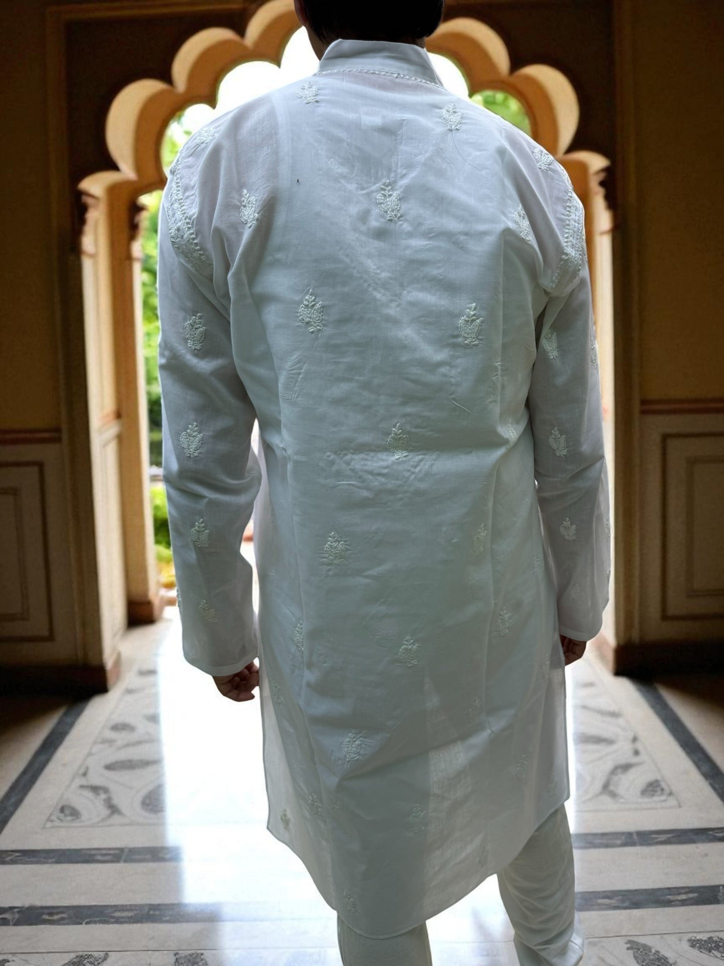 MEN’S DARAJ HANDCRAFTED CHIKANKARI KURTA – WHITE