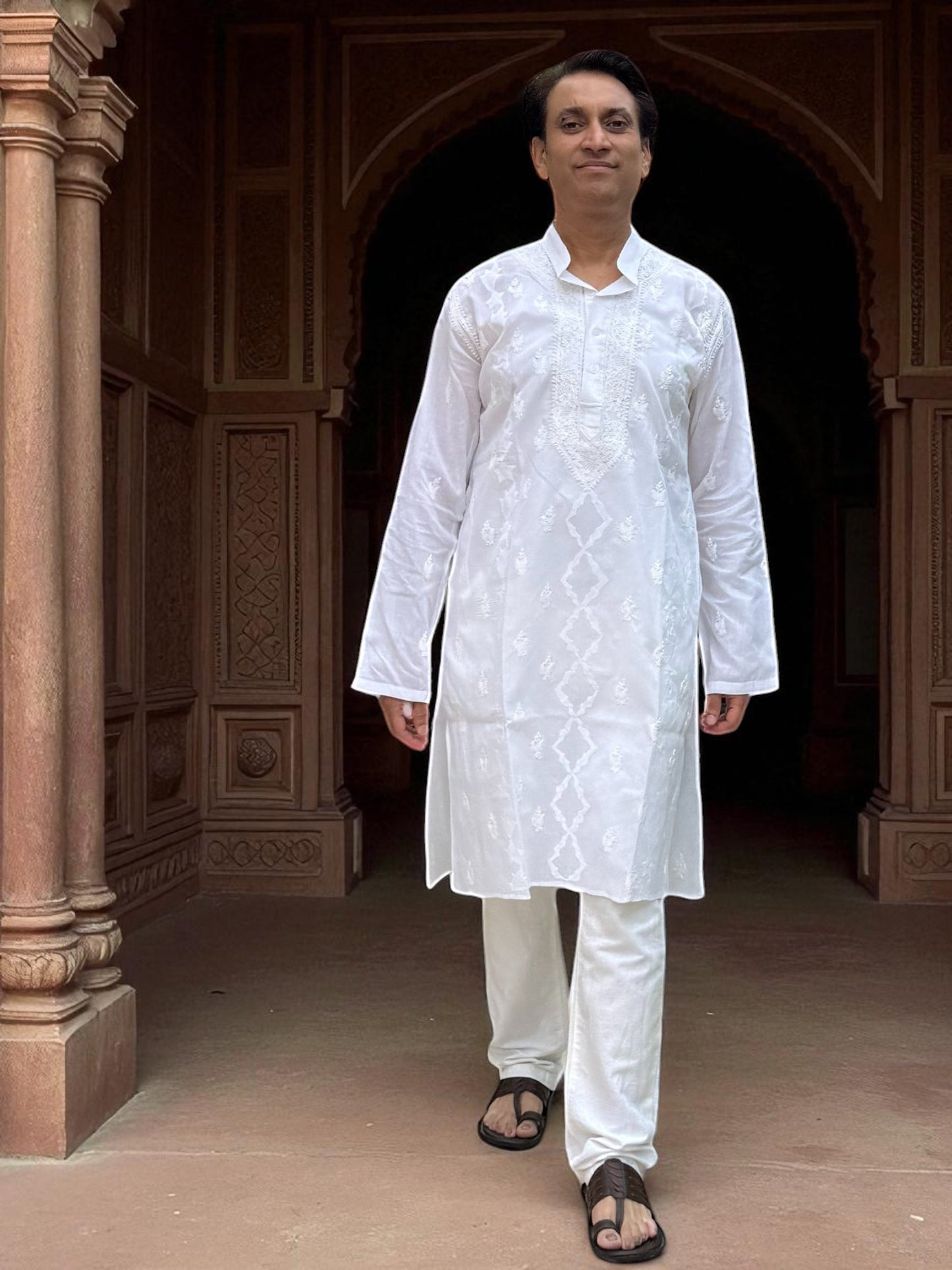 MEN’S DARAJ HANDCRAFTED CHIKANKARI KURTA – WHITE