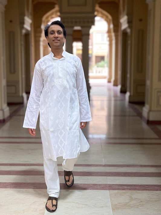 MEN’S DARAJ HANDCRAFTED CHIKANKARI KURTA – WHITE